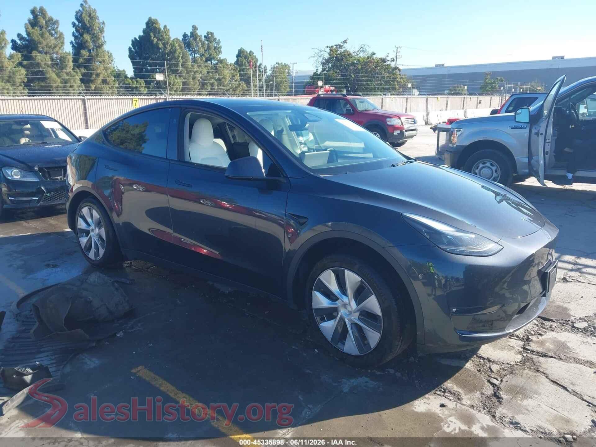 2024 TESLA MODEL Y — VIN 7SAYGAEE5RF004782