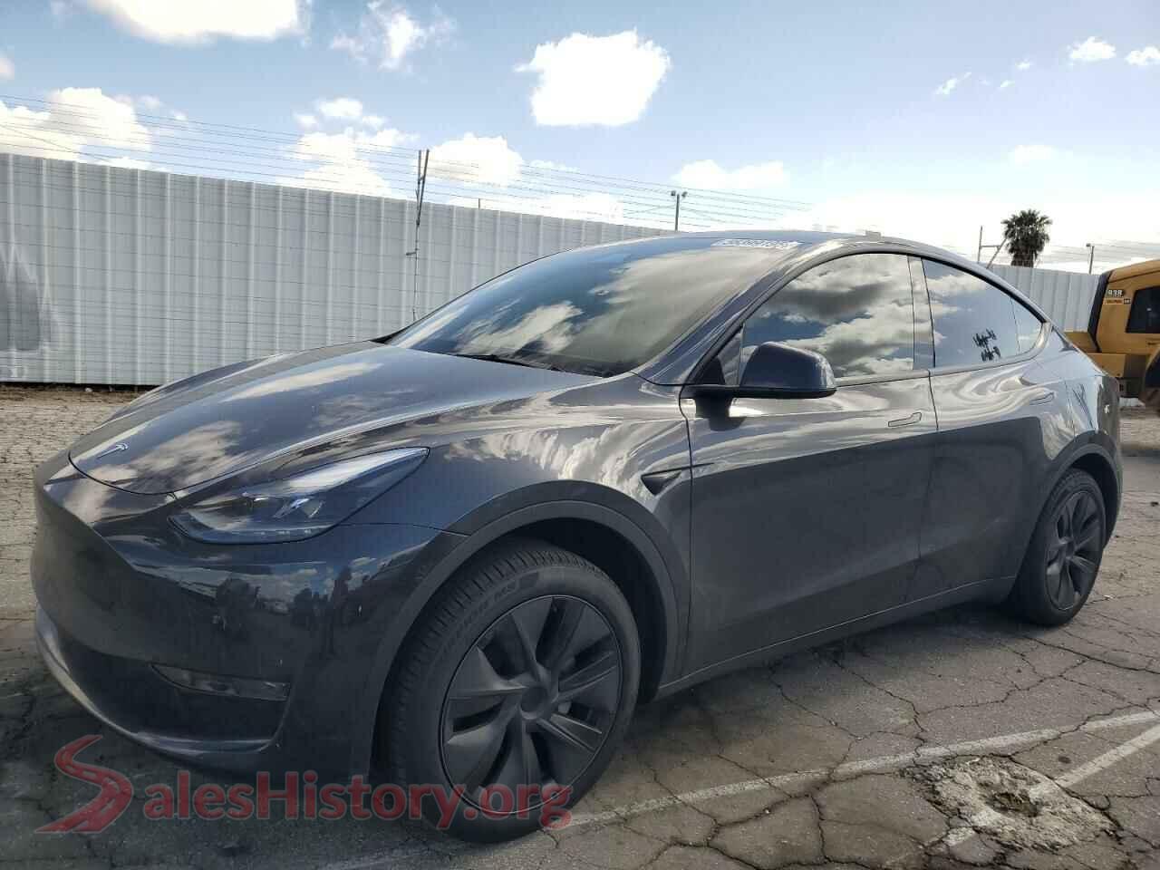 2025 TESLA MODEL Y — VIN 7SAYGDED4SF267747