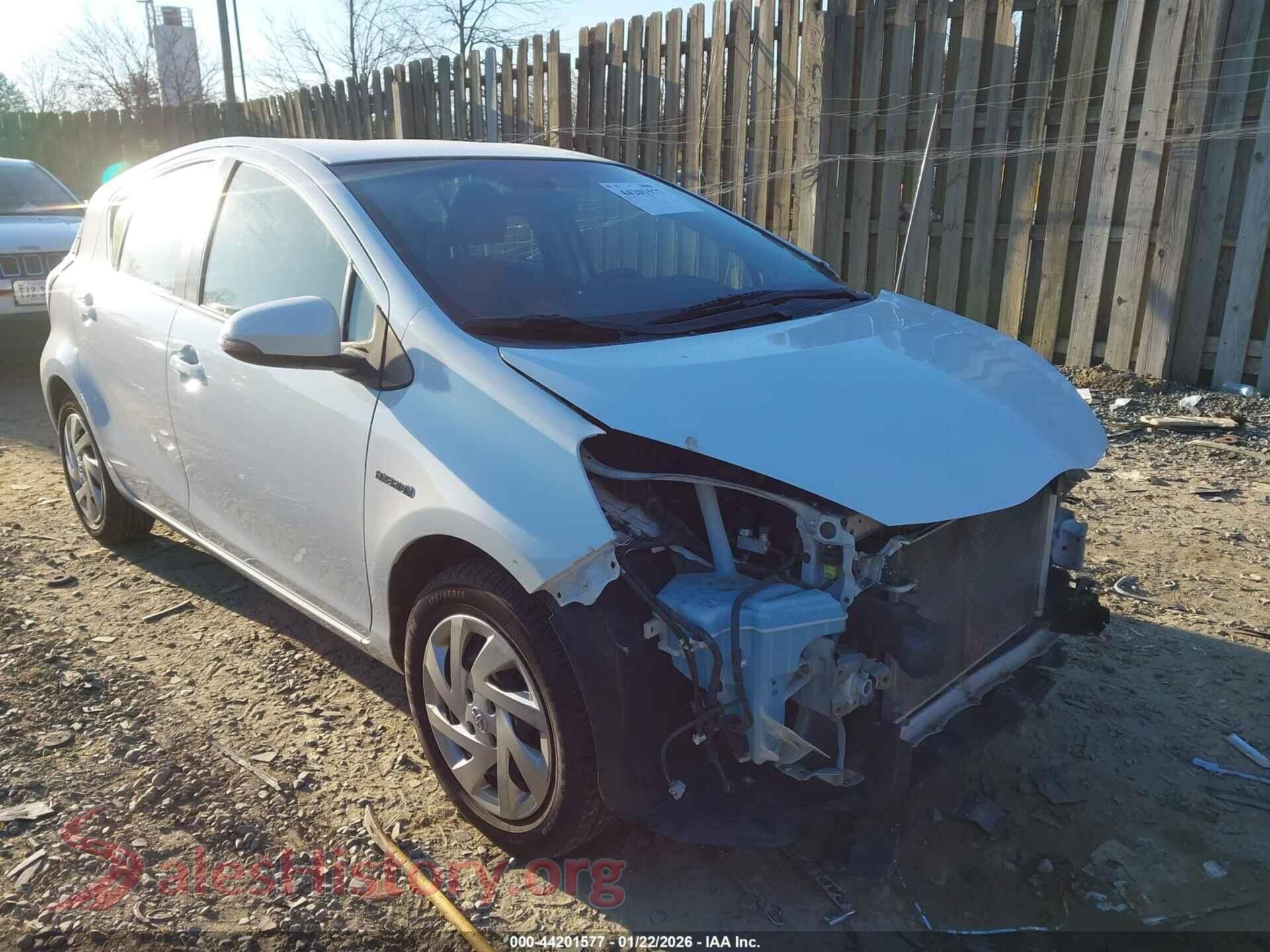 2015 TOYOTA PRIUS C — VIN JTDKDTB35F1576532