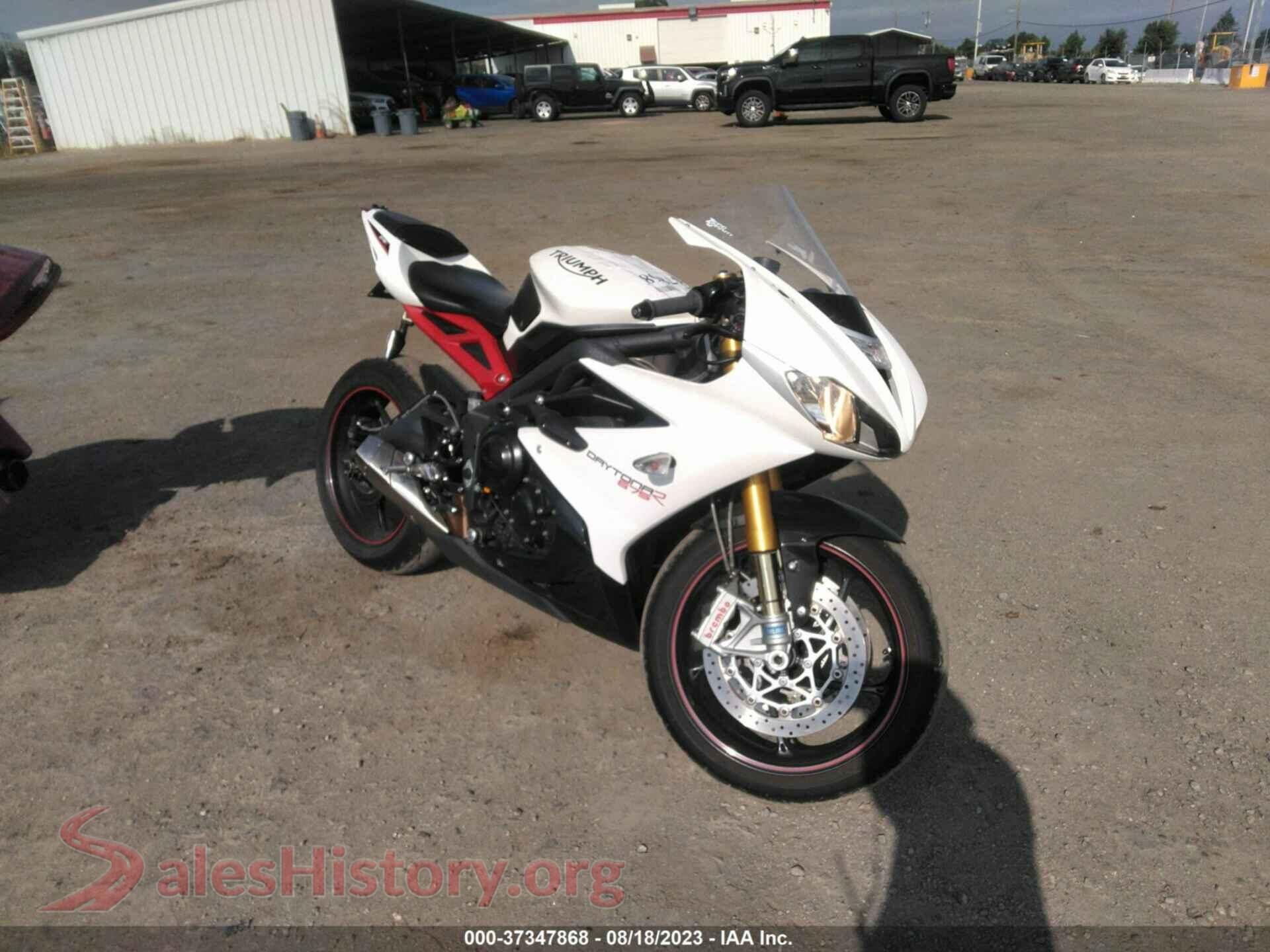 2015 TRIUMPH MOTORCYCLE DAYTONA 675R — VIN SMTA02YK0FJ677513