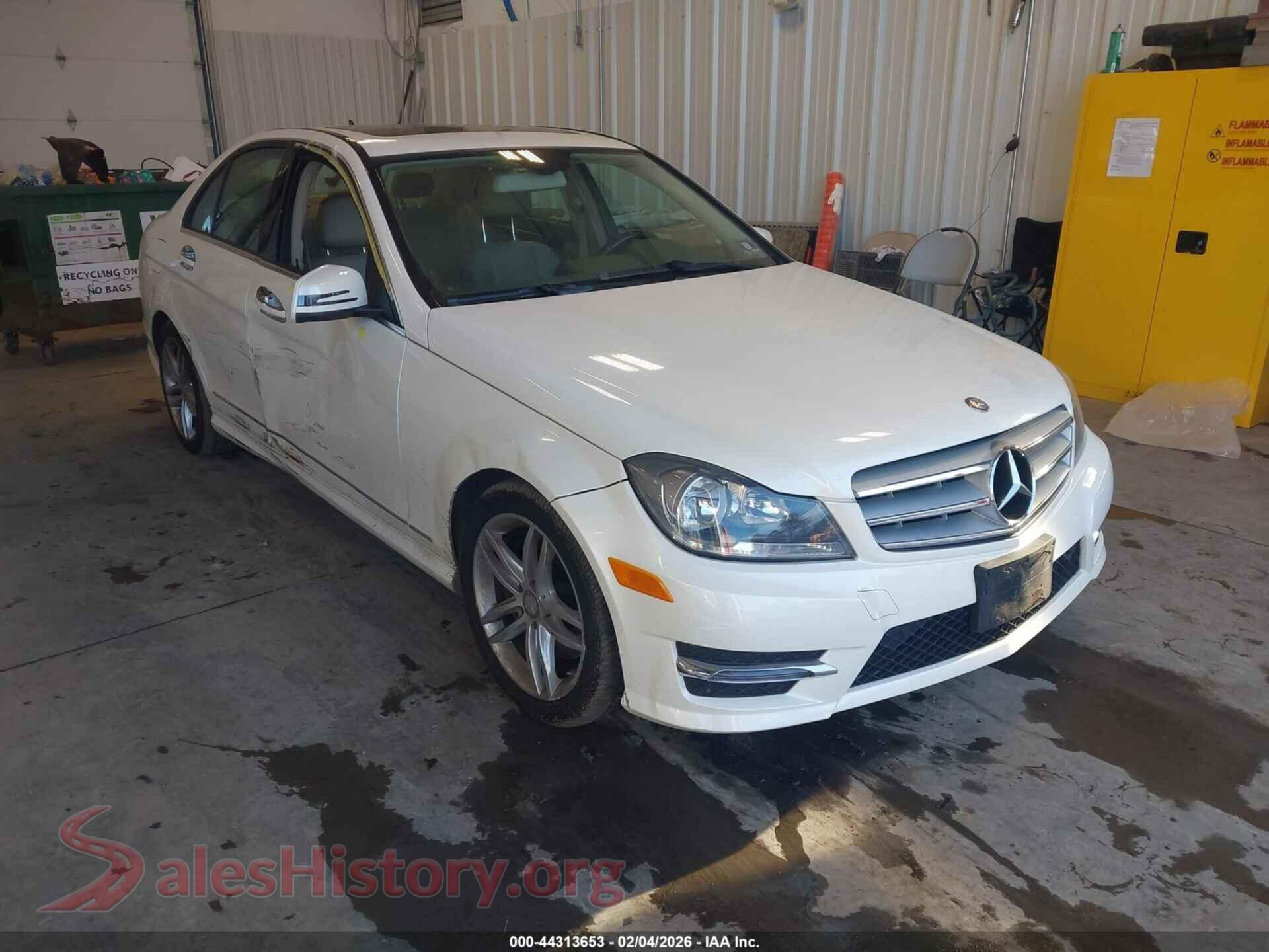 2013 MERCEDES-BENZ C 300 — VIN WDDGF8AB2DG075166