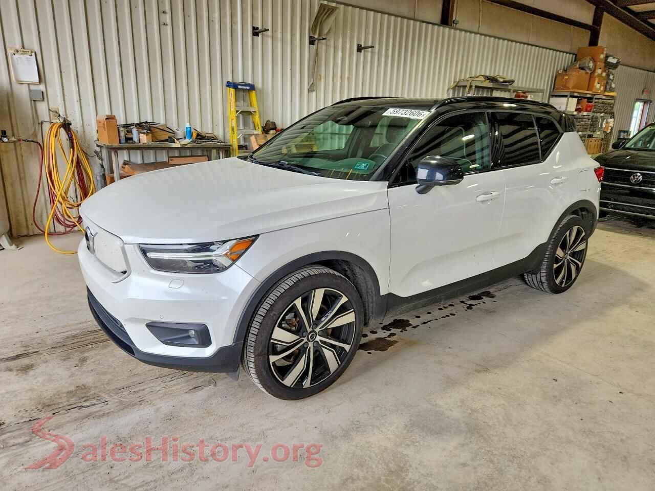 2021 VOLVO XC40 — VIN YV4ED3UR1M2558905
